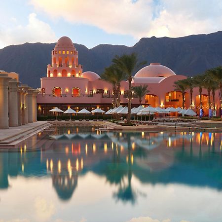 Mosaique Beach Resort Taba Heights Eksteriør billede The resort at sunset