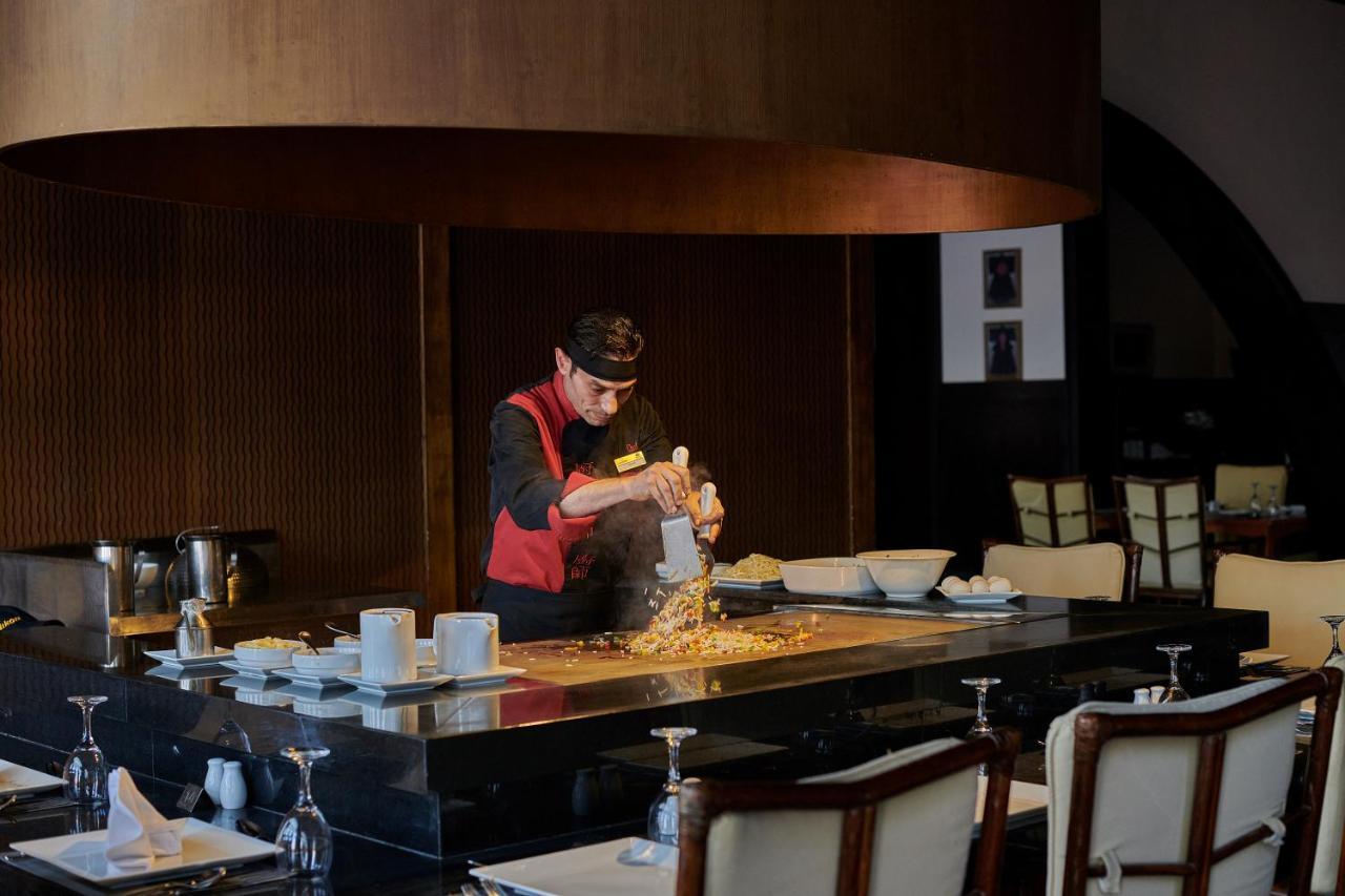 Mosaique Beach Resort Taba Heights Eksteriør billede A chef at work