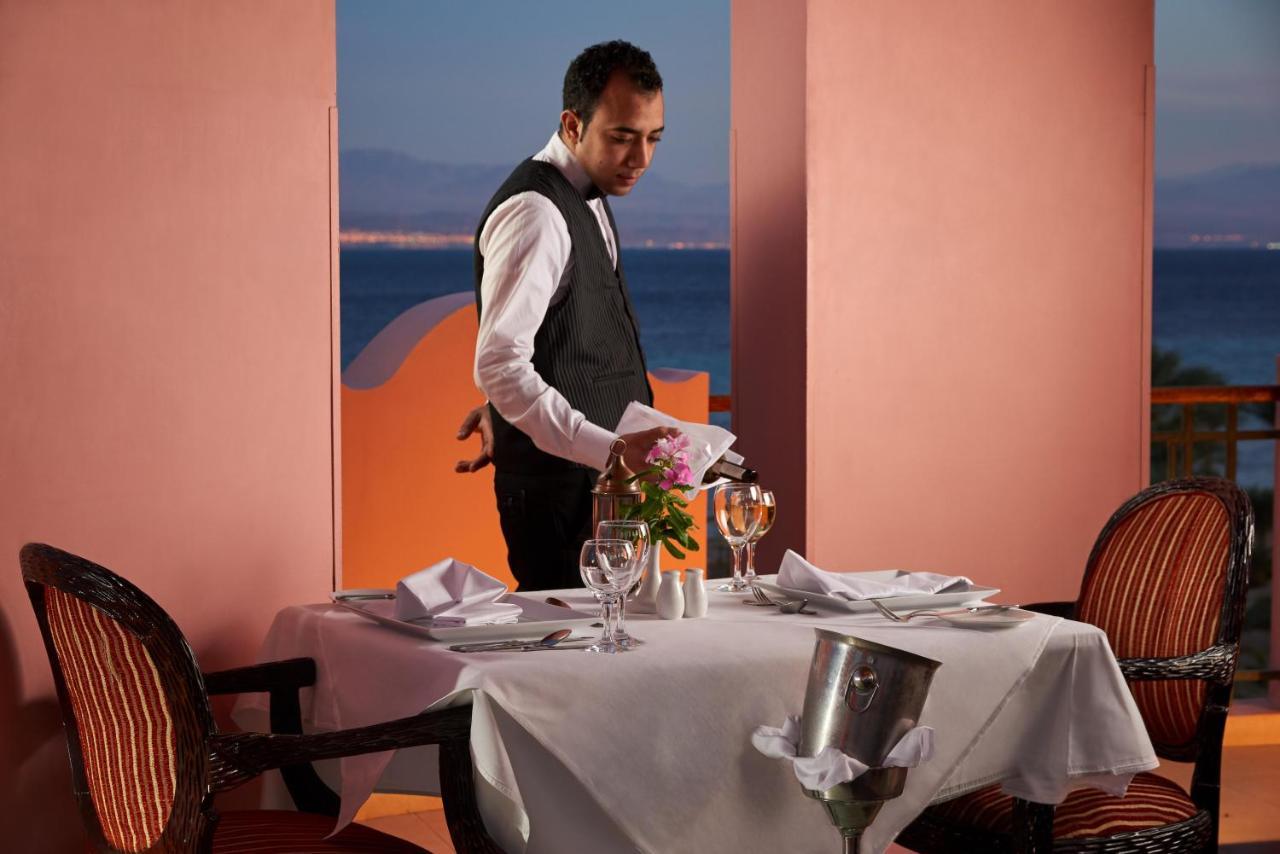 Mosaique Beach Resort Taba Heights Eksteriør billede A waiter at a restaurant
