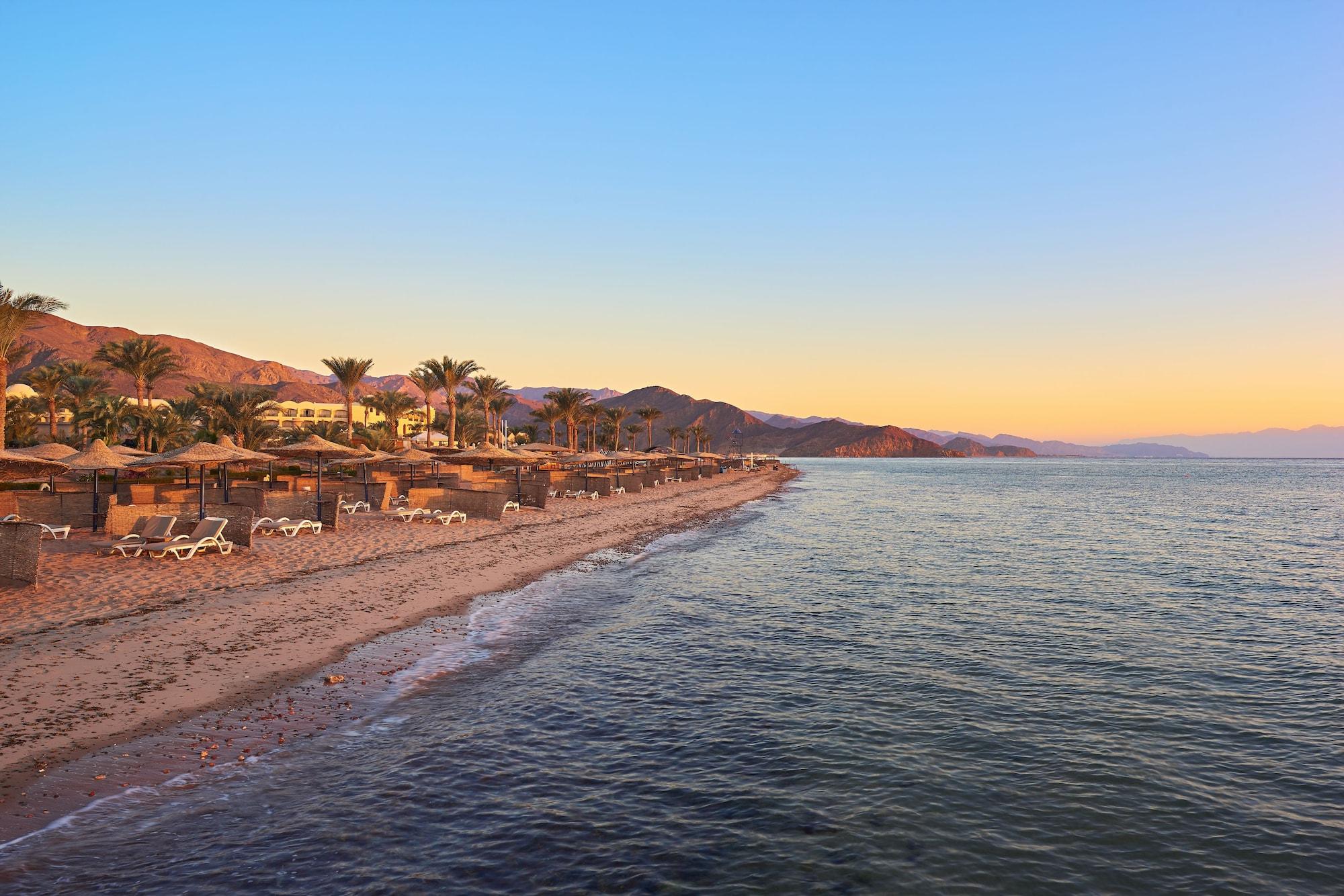 Mosaique Beach Resort Taba Heights Eksteriør billede Sunset at the Red Sea