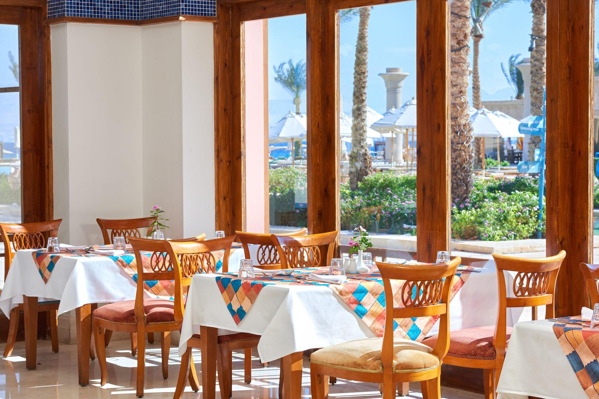 Mosaique Beach Resort Taba Heights Eksteriør billede Restaurant at a resort