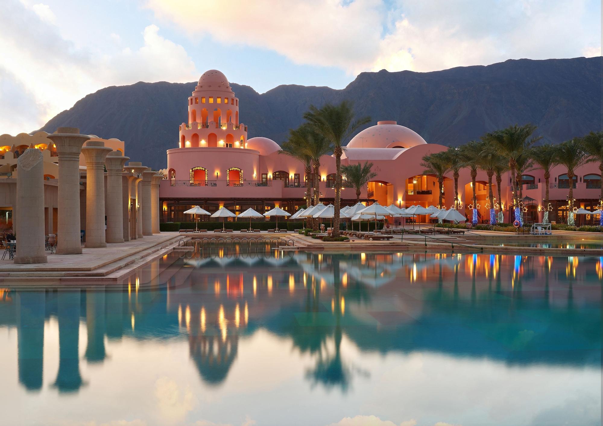 Mosaique Beach Resort Taba Heights Eksteriør billede The resort at sunset